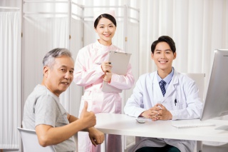 医生给病人看病