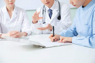 医疗团队会议讨论特写
